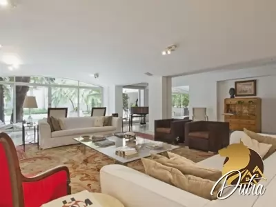 Padrão Jardim Europa 720m² 05 Dormitórios 03 Suítes 8 Vagas